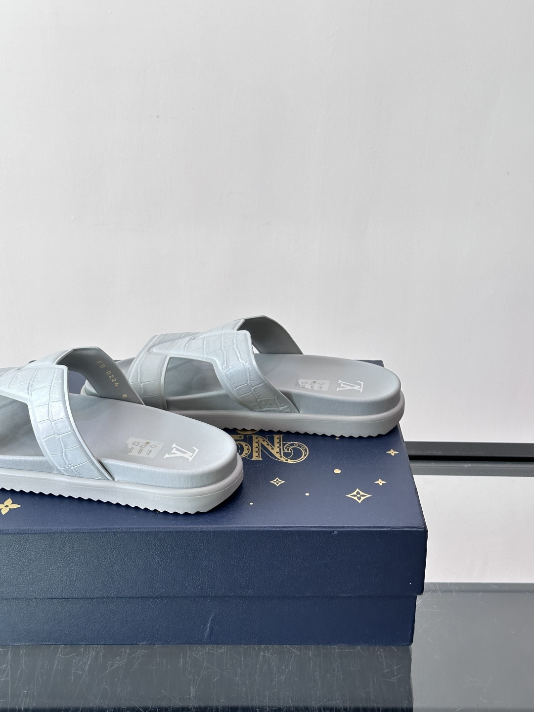 Louis Vuitton 男士皮革拖鞋​​，牛皮交叉带搭配防滑橡胶厚底，鞋垫上有 LV 暗纹 logo。 这款走的是"