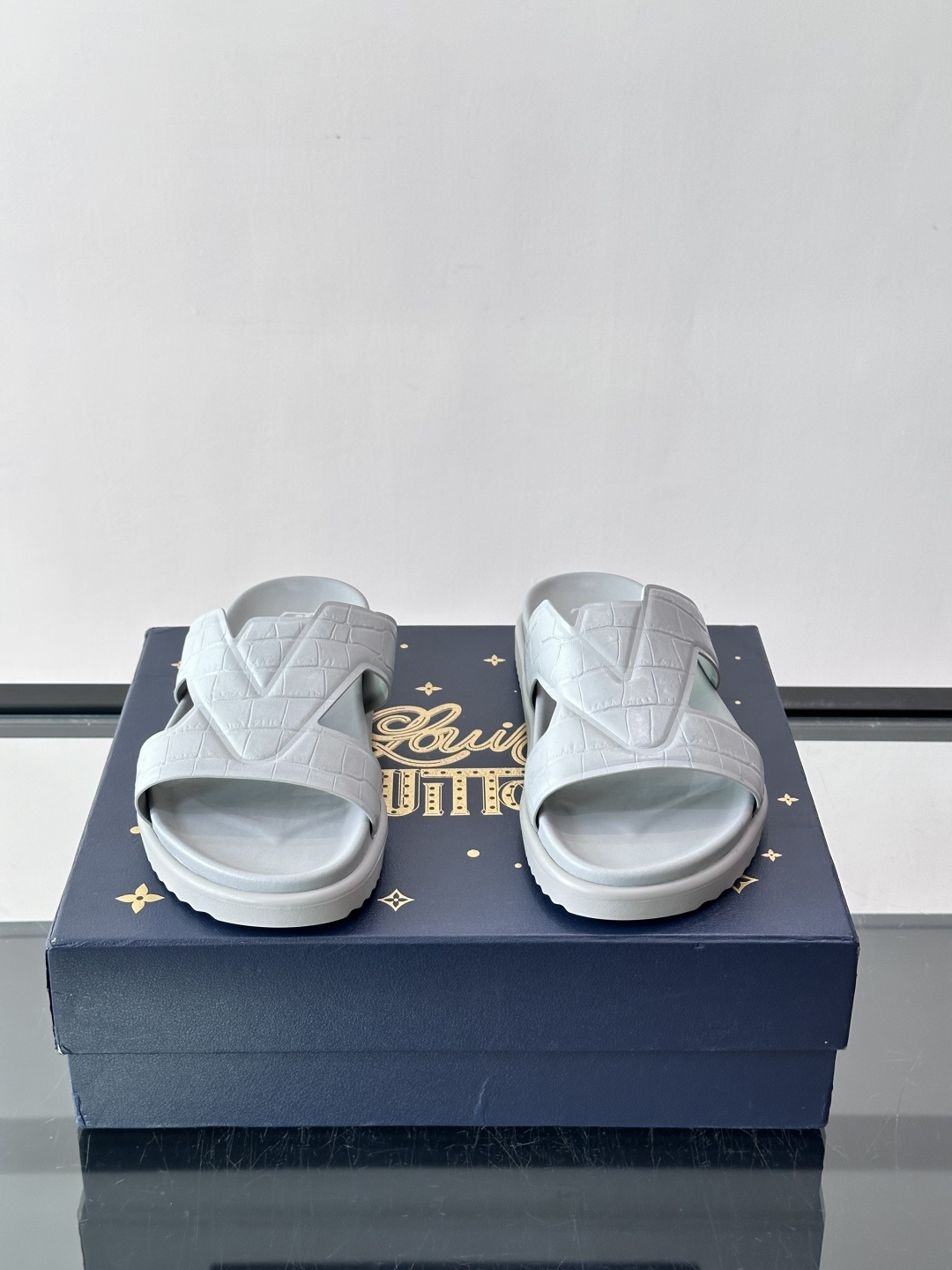 Louis Vuitton 男士皮革拖鞋​​，牛皮交叉带搭配防滑橡胶厚底，鞋垫上有 LV 暗纹 logo。 这款走的是"