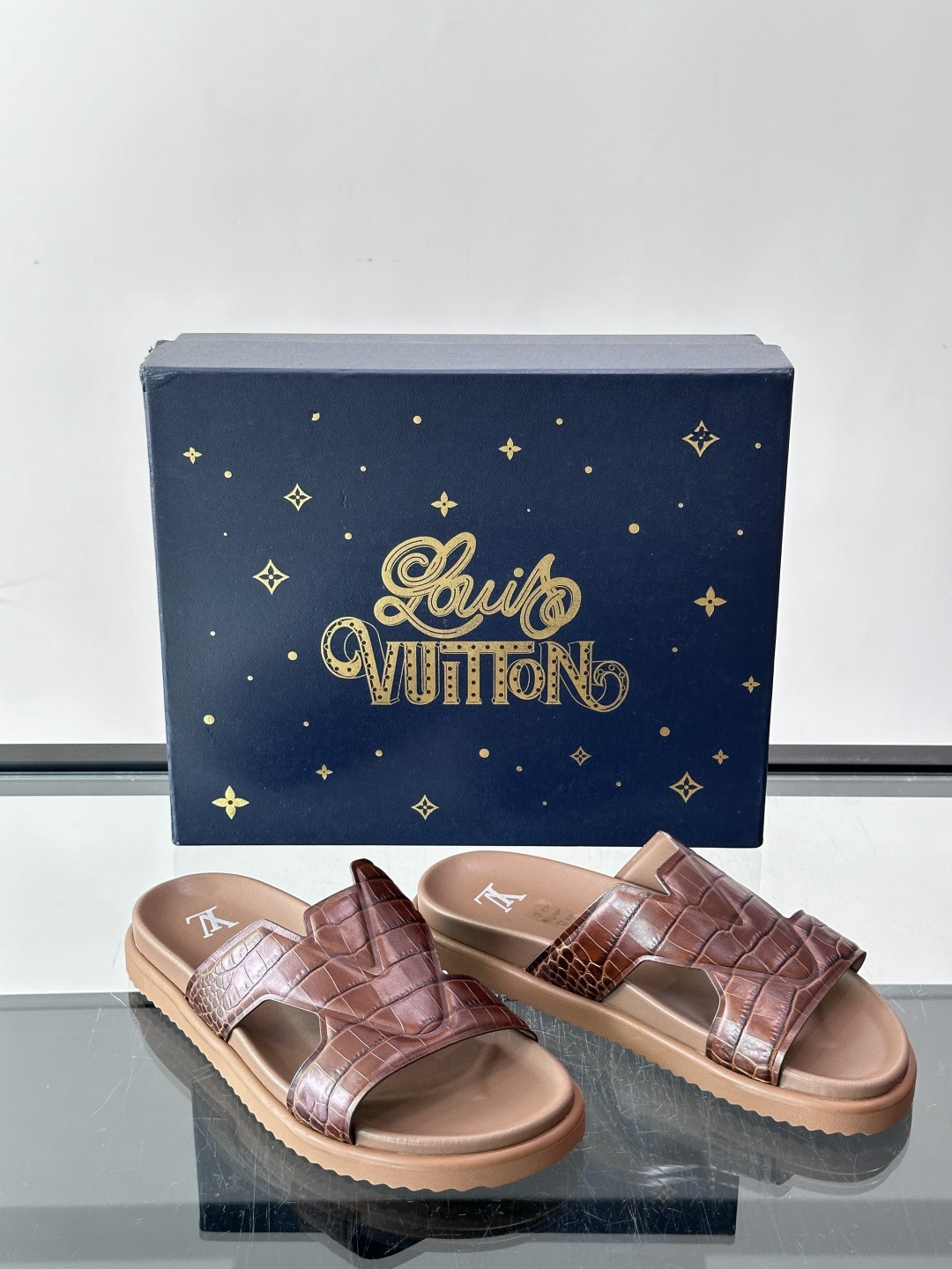 Louis Vuitton 男士皮革拖鞋​​，牛皮交叉带搭配防滑橡胶厚底，鞋垫上有 LV 暗纹 logo。 这款走的是"