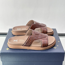 Louis Vuitton 男士皮革拖鞋,牛皮交叉带搭配防滑橡胶厚底,鞋垫上有 LV 暗纹 logo。 这款走的是" Louis Vuitton 男士皮革拖鞋,牛皮交叉带搭配防滑橡胶厚底,鞋垫上有 LV 暗纹 logo。 这款走的是"