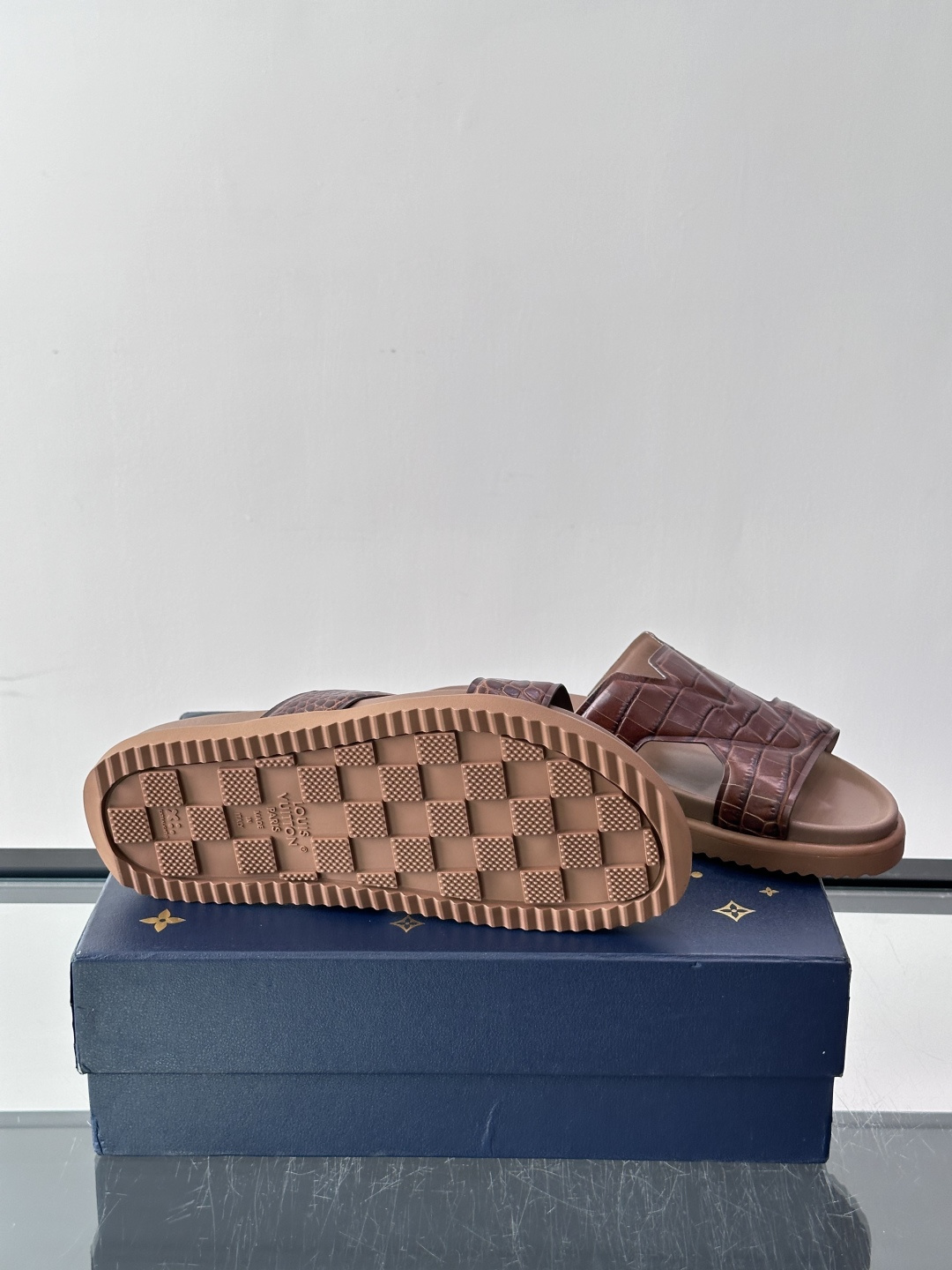 Louis Vuitton 男士皮革拖鞋​​，牛皮交叉带搭配防滑橡胶厚底，鞋垫上有 LV 暗纹 logo。 这款走的是"