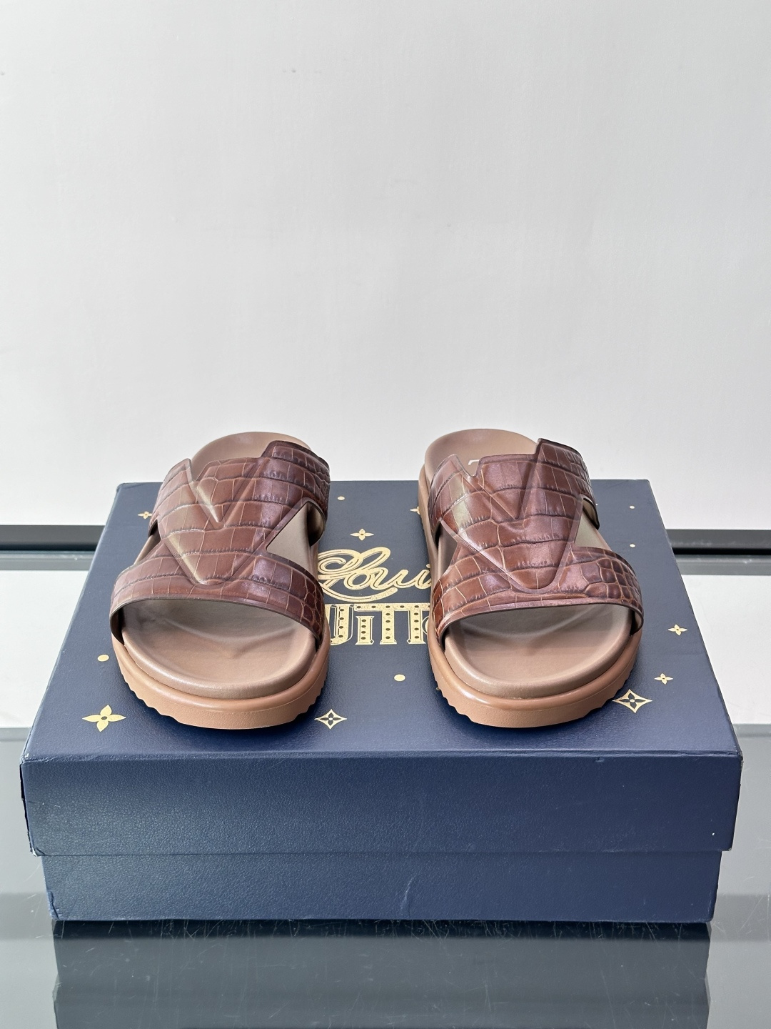 Louis Vuitton 男士皮革拖鞋​​，牛皮交叉带搭配防滑橡胶厚底，鞋垫上有 LV 暗纹 logo。 这款走的是"