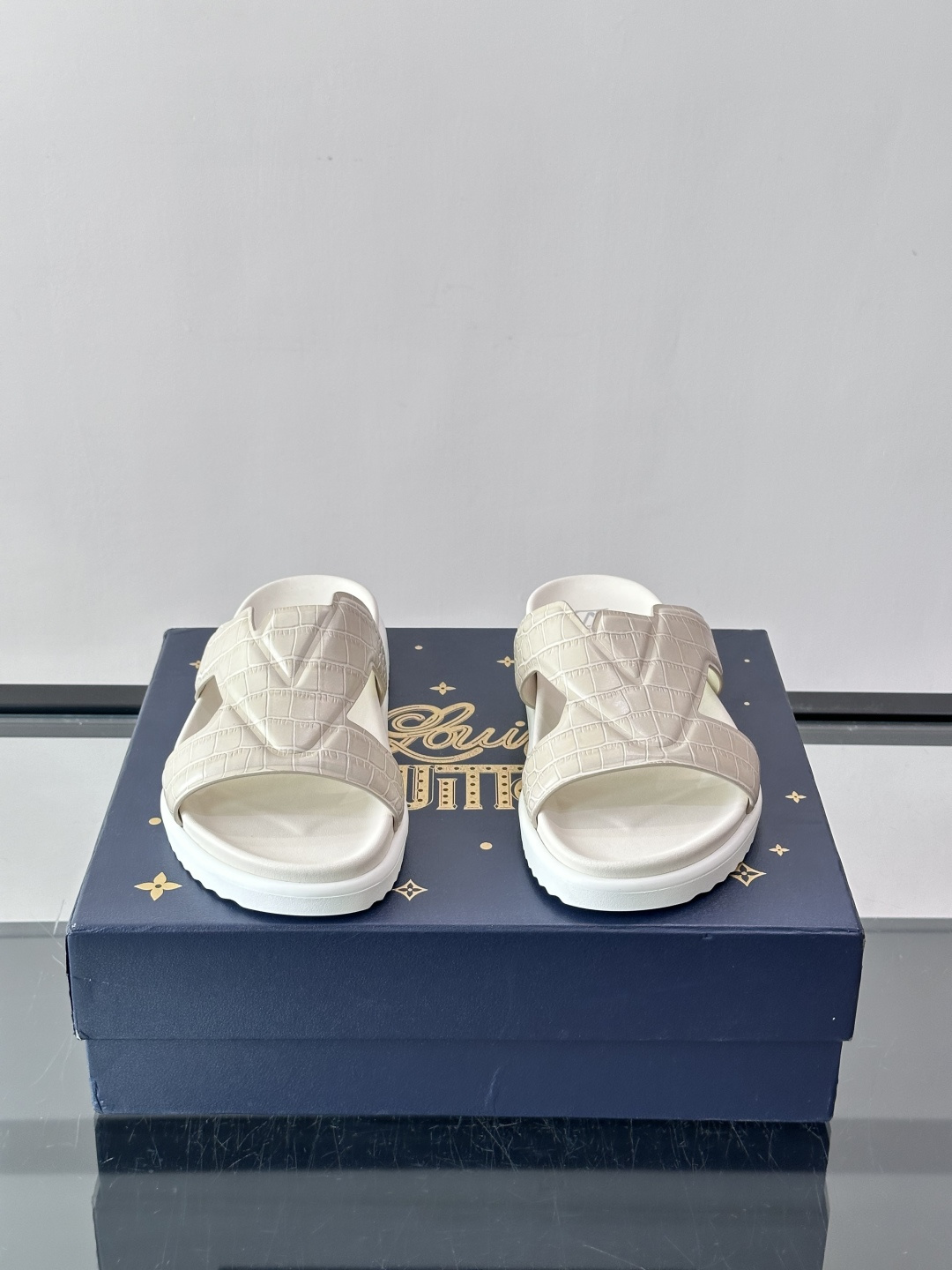 Louis Vuitton 男士皮革拖鞋,牛皮交叉带搭配防滑橡胶厚底,鞋垫上有 LV 暗纹 logo。 这款走的是" Louis Vuitton 男士皮革拖鞋,牛皮交叉带搭配防滑橡胶厚底,鞋垫上有 LV 暗纹 logo。 这款走的是"
