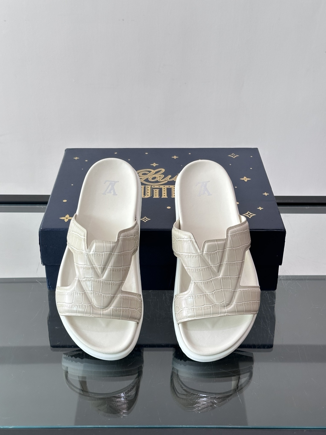 Louis Vuitton 男士皮革拖鞋,牛皮交叉带搭配防滑橡胶厚底,鞋垫上有 LV 暗纹 logo。 这款走的是" Louis Vuitton 男士皮革拖鞋,牛皮交叉带搭配防滑橡胶厚底,鞋垫上有 LV 暗纹 logo。 这款走的是"