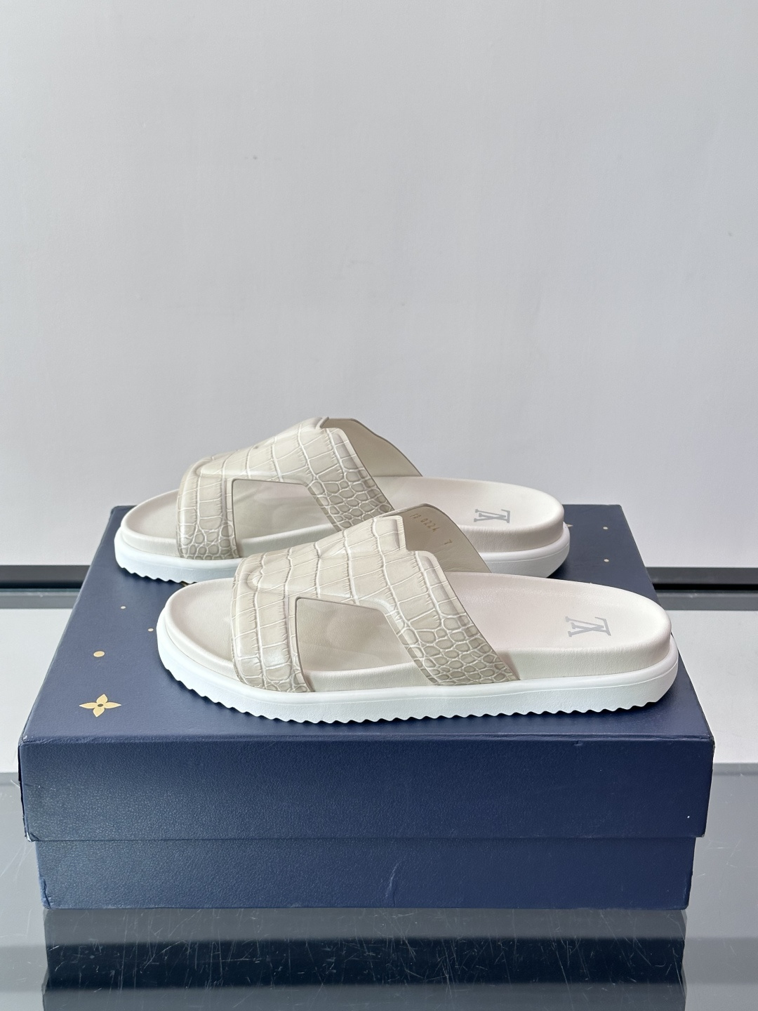 Louis Vuitton 男士皮革拖鞋,牛皮交叉带搭配防滑橡胶厚底,鞋垫上有 LV 暗纹 logo。 这款走的是" Louis Vuitton 男士皮革拖鞋,牛皮交叉带搭配防滑橡胶厚底,鞋垫上有 LV 暗纹 logo。 这款走的是"