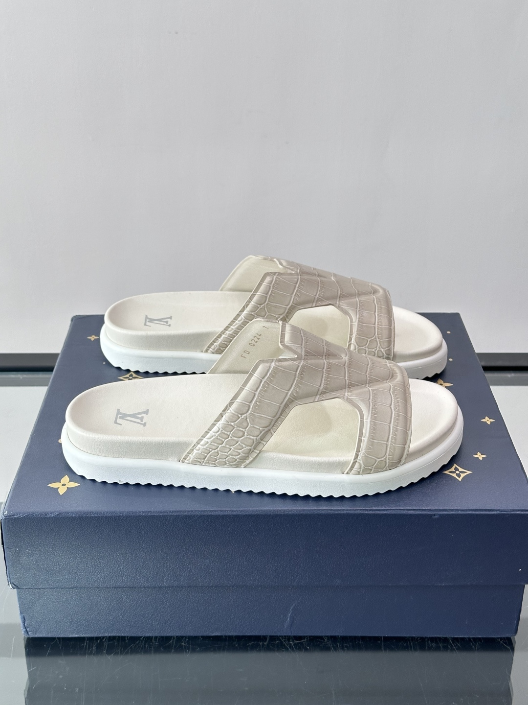 Louis Vuitton 男士皮革拖鞋,牛皮交叉带搭配防滑橡胶厚底,鞋垫上有 LV 暗纹 logo。 这款走的是" Louis Vuitton 男士皮革拖鞋,牛皮交叉带搭配防滑橡胶厚底,鞋垫上有 LV 暗纹 logo。 这款走的是"