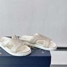 Louis Vuitton 男士皮革拖鞋,牛皮交叉带搭配防滑橡胶厚底,鞋垫上有 LV 暗纹 logo。 这款走的是" Louis Vuitton 男士皮革拖鞋,牛皮交叉带搭配防滑橡胶厚底,鞋垫上有 LV 暗纹 logo。 这款走的是"