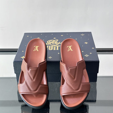 Louis Vuitton 男士皮革拖鞋,牛皮交叉带搭配防滑橡胶厚底,鞋垫上有 LV 暗纹 logo。 这款走的是" Louis Vuitton 男士皮革拖鞋,牛皮交叉带搭配防滑橡胶厚底,鞋垫上有 LV 暗纹 logo。 这款走的是"