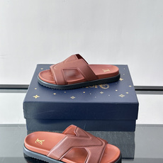 Louis Vuitton 男士皮革拖鞋,牛皮交叉带搭配防滑橡胶厚底,鞋垫上有 LV 暗纹 logo。 这款走的是" Louis Vuitton 男士皮革拖鞋,牛皮交叉带搭配防滑橡胶厚底,鞋垫上有 LV 暗纹 logo。 这款走的是"
