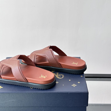 Louis Vuitton 男士皮革拖鞋,牛皮交叉带搭配防滑橡胶厚底,鞋垫上有 LV 暗纹 logo。 这款走的是" Louis Vuitton 男士皮革拖鞋,牛皮交叉带搭配防滑橡胶厚底,鞋垫上有 LV 暗纹 logo。 这款走的是"