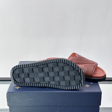 Louis Vuitton 男士皮革拖鞋,牛皮交叉带搭配防滑橡胶厚底,鞋垫上有 LV 暗纹 logo。 这款走的是" Louis Vuitton 男士皮革拖鞋,牛皮交叉带搭配防滑橡胶厚底,鞋垫上有 LV 暗纹 logo。 这款走的是"