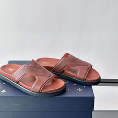 Louis Vuitton 男士皮革拖鞋,牛皮交叉带搭配防滑橡胶厚底,鞋垫上有 LV 暗纹 logo。 这款走的是" Louis Vuitton 男士皮革拖鞋,牛皮交叉带搭配防滑橡胶厚底,鞋垫上有 LV 暗纹 logo。 这款走的是"