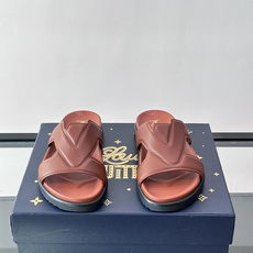 Louis Vuitton 男士皮革拖鞋,牛皮交叉带搭配防滑橡胶厚底,鞋垫上有 LV 暗纹 logo。 这款走的是" Louis Vuitton 男士皮革拖鞋,牛皮交叉带搭配防滑橡胶厚底,鞋垫上有 LV 暗纹 logo。 这款走的是"
