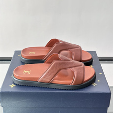 Louis Vuitton 男士皮革拖鞋,牛皮交叉带搭配防滑橡胶厚底,鞋垫上有 LV 暗纹 logo。 这款走的是" Louis Vuitton 男士皮革拖鞋,牛皮交叉带搭配防滑橡胶厚底,鞋垫上有 LV 暗纹 logo。 这款走的是"