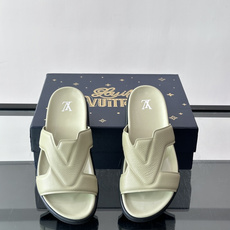 Louis Vuitton 男士皮革拖鞋,牛皮交叉带搭配防滑橡胶厚底,鞋垫上有 LV 暗纹 logo。 这款走的是" Louis Vuitton 男士皮革拖鞋,牛皮交叉带搭配防滑橡胶厚底,鞋垫上有 LV 暗纹 logo。 这款走的是"