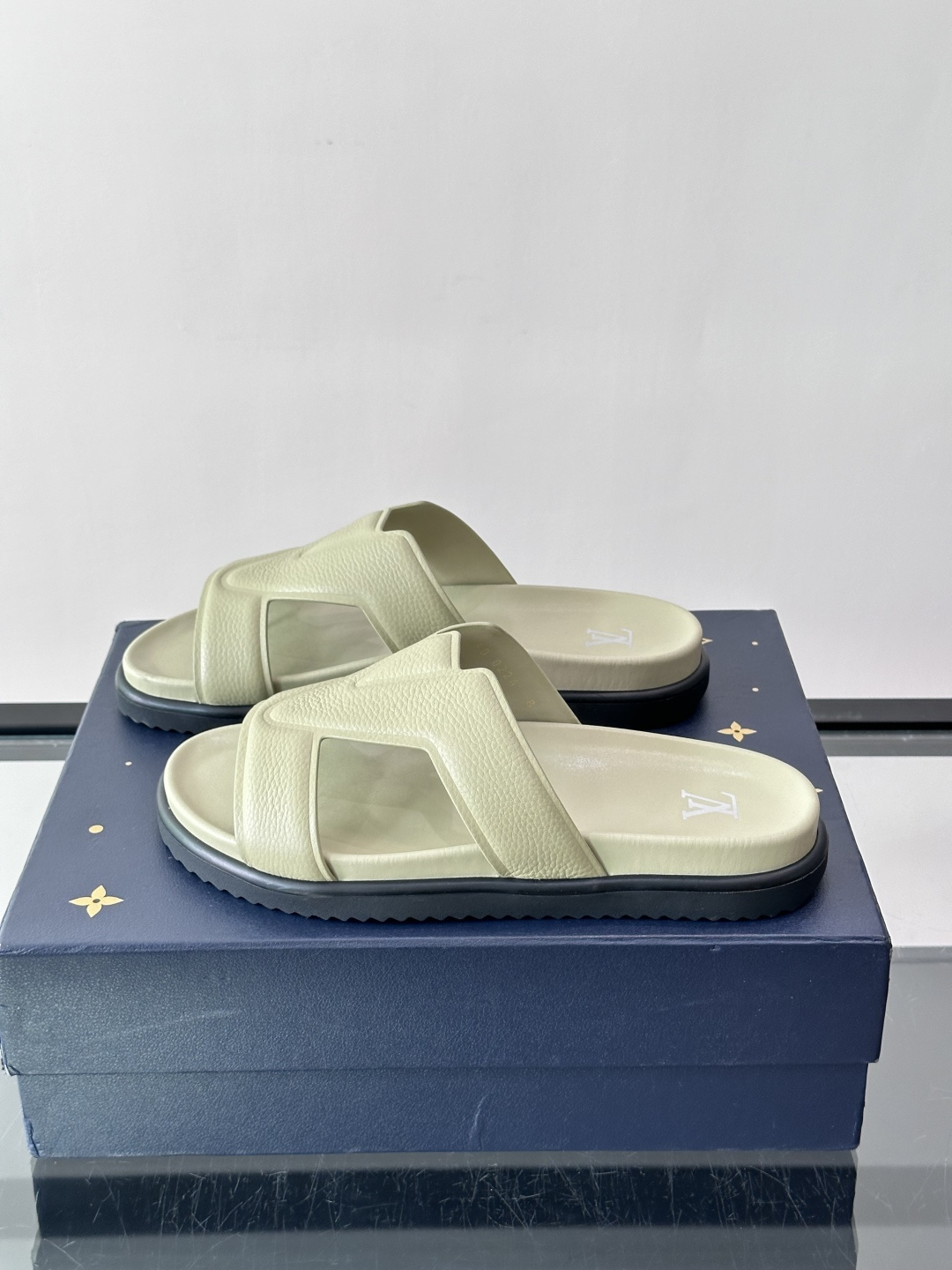 Louis Vuitton 男士皮革拖鞋,牛皮交叉带搭配防滑橡胶厚底,鞋垫上有 LV 暗纹 logo。 这款走的是" Louis Vuitton 男士皮革拖鞋,牛皮交叉带搭配防滑橡胶厚底,鞋垫上有 LV 暗纹 logo。 这款走的是"