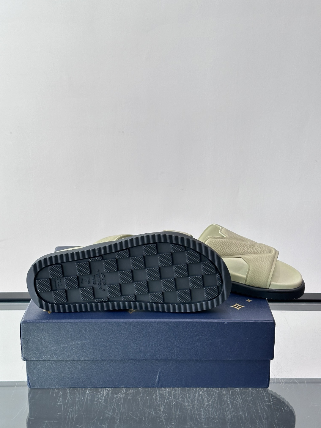 Louis Vuitton 男士皮革拖鞋,牛皮交叉带搭配防滑橡胶厚底,鞋垫上有 LV 暗纹 logo。 这款走的是" Louis Vuitton 男士皮革拖鞋,牛皮交叉带搭配防滑橡胶厚底,鞋垫上有 LV 暗纹 logo。 这款走的是"