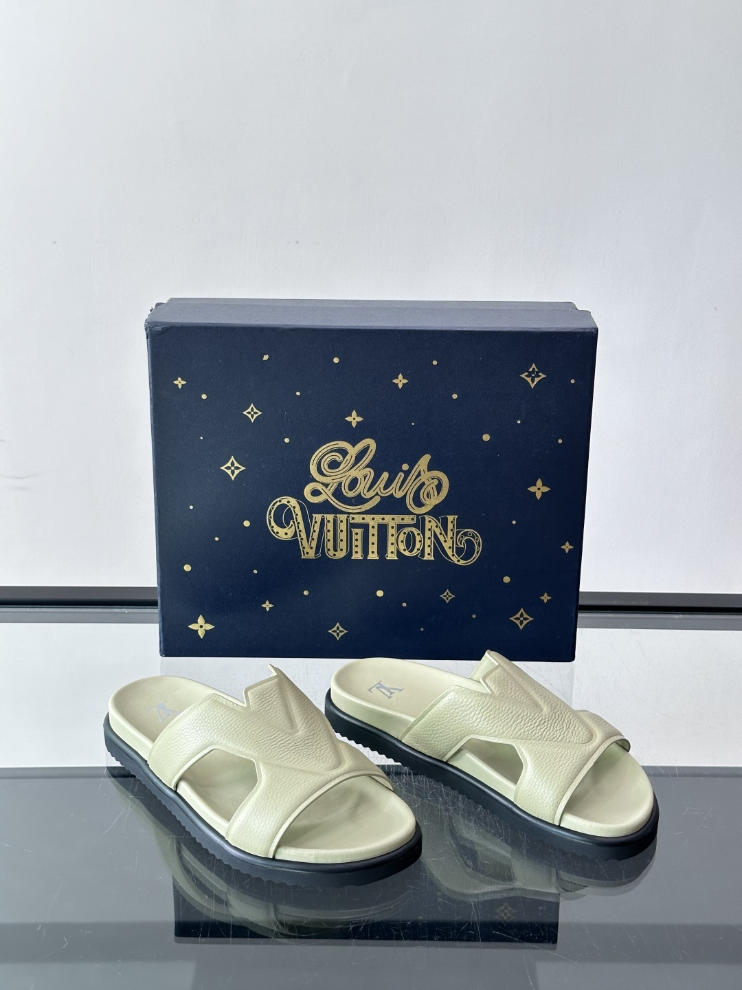 Louis Vuitton 男士皮革拖鞋,牛皮交叉带搭配防滑橡胶厚底,鞋垫上有 LV 暗纹 logo。 这款走的是" Louis Vuitton 男士皮革拖鞋,牛皮交叉带搭配防滑橡胶厚底,鞋垫上有 LV 暗纹 logo。 这款走的是"