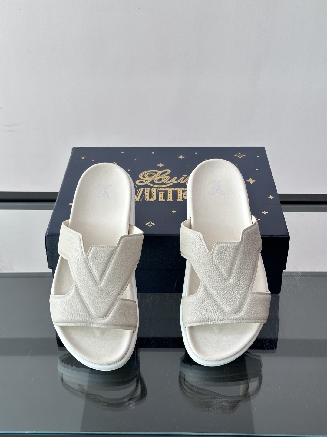 Louis Vuitton 男士皮革拖鞋​​，牛皮交叉带搭配防滑橡胶厚底，鞋垫上有 LV 暗纹 logo。 这款走的是"