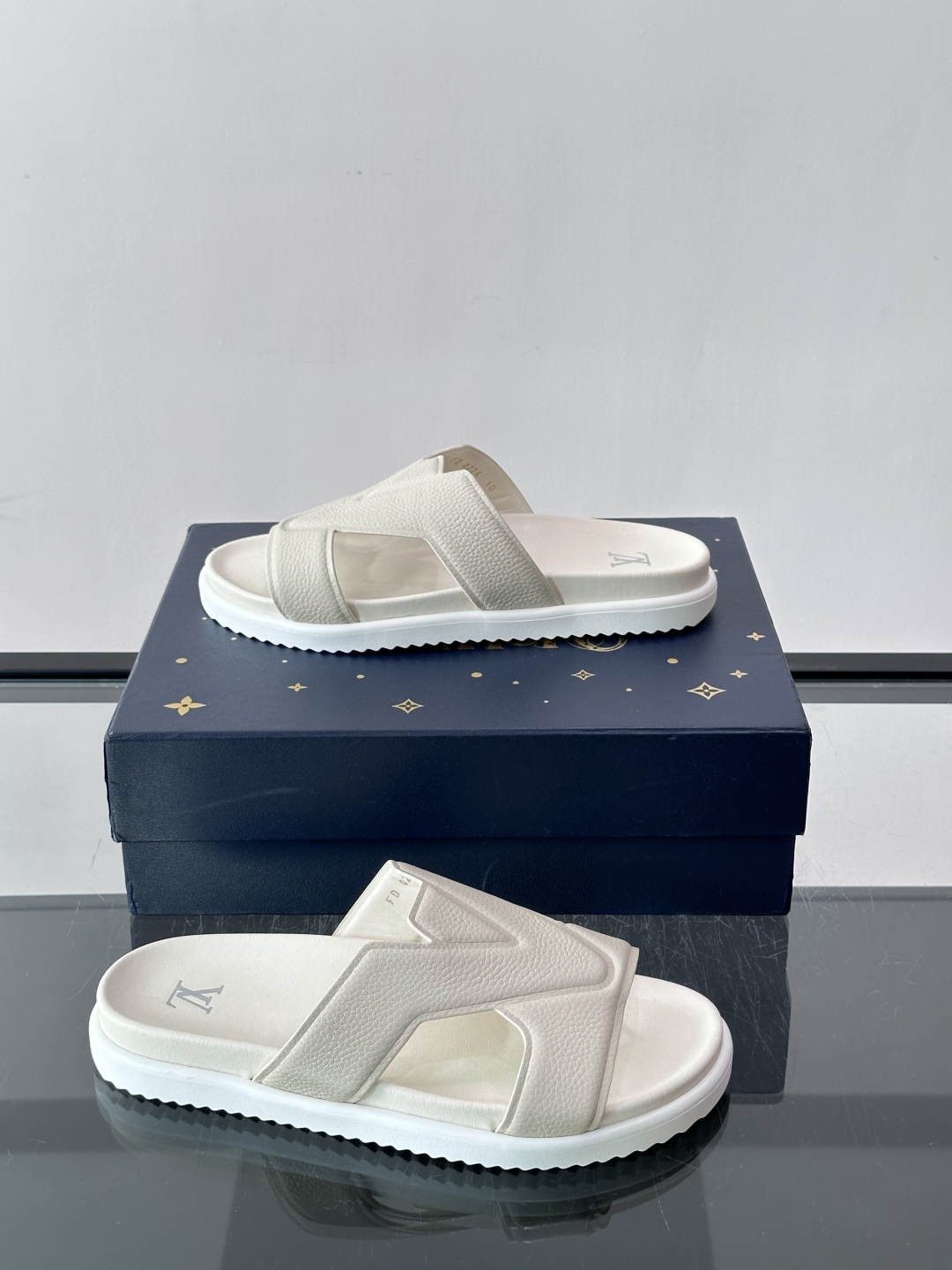 Louis Vuitton 男士皮革拖鞋​​，牛皮交叉带搭配防滑橡胶厚底，鞋垫上有 LV 暗纹 logo。 这款走的是"