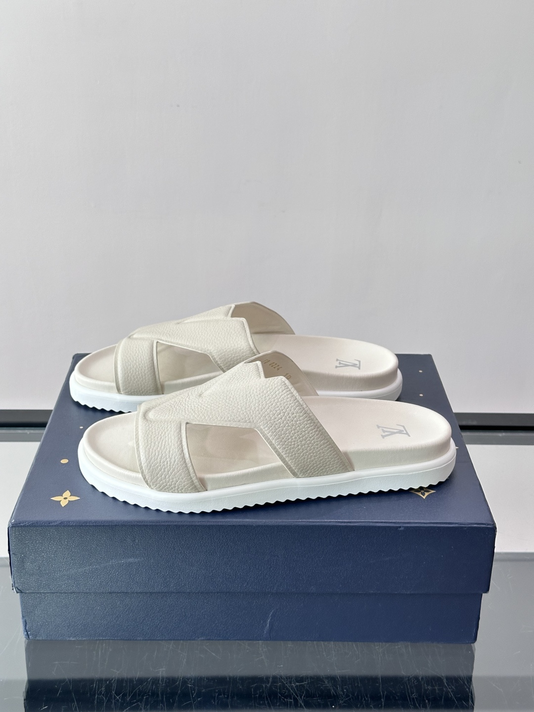 Louis Vuitton 男士皮革拖鞋​​，牛皮交叉带搭配防滑橡胶厚底，鞋垫上有 LV 暗纹 logo。 这款走的是"