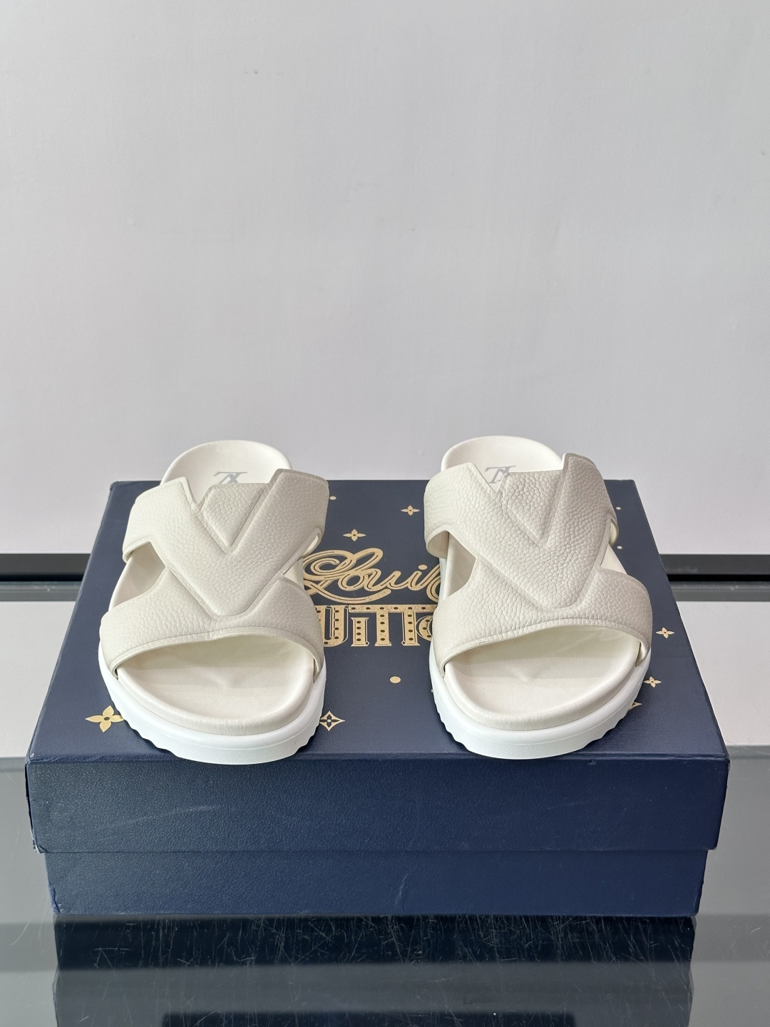 Louis Vuitton 男士皮革拖鞋​​，牛皮交叉带搭配防滑橡胶厚底，鞋垫上有 LV 暗纹 logo。 这款走的是"