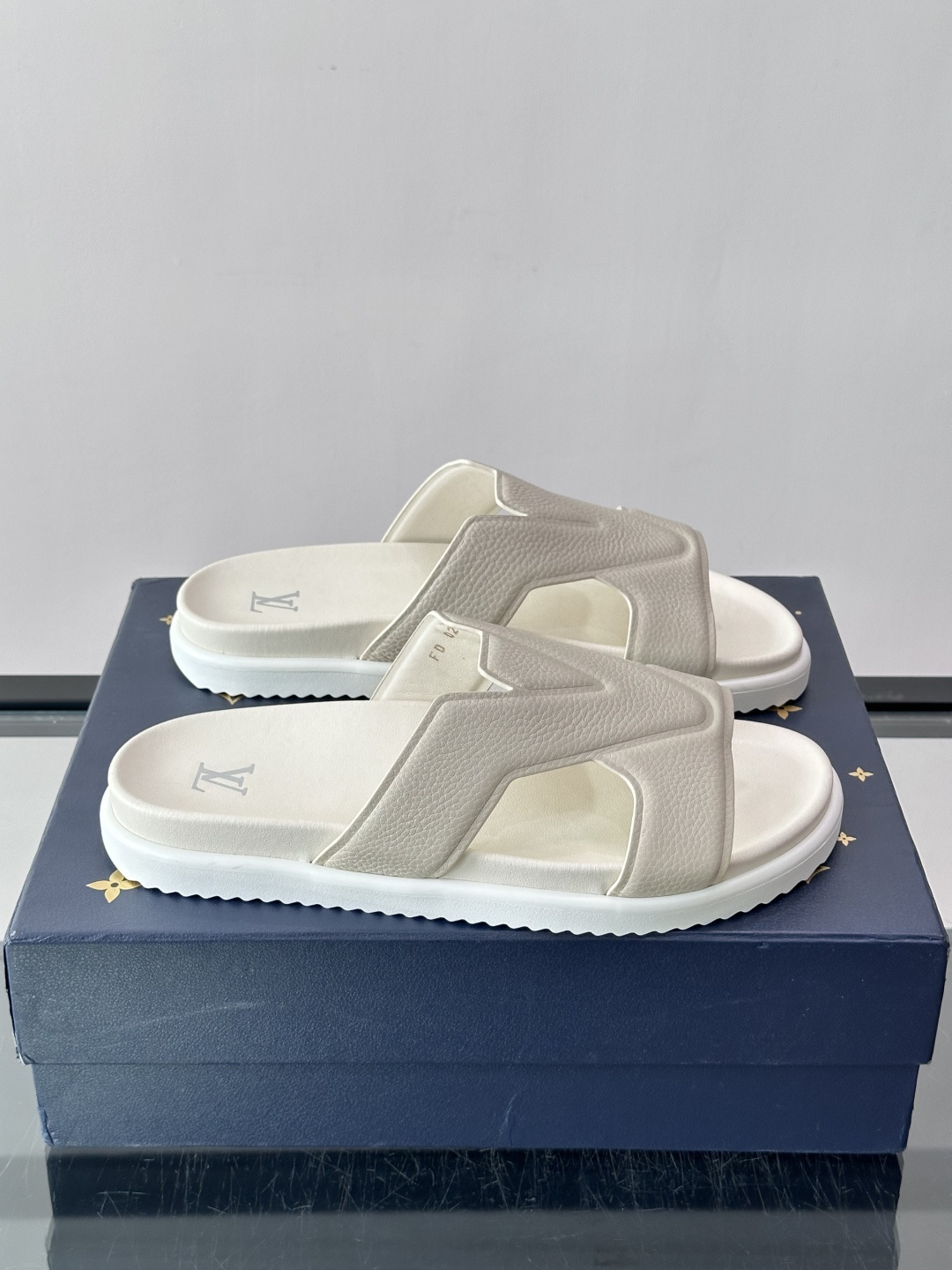 Louis Vuitton 男士皮革拖鞋,牛皮交叉带搭配防滑橡胶厚底,鞋垫上有 LV 暗纹 logo。 这款走的是" Louis Vuitton 男士皮革拖鞋,牛皮交叉带搭配防滑橡胶厚底,鞋垫上有 LV 暗纹 logo。 这款走的是"
