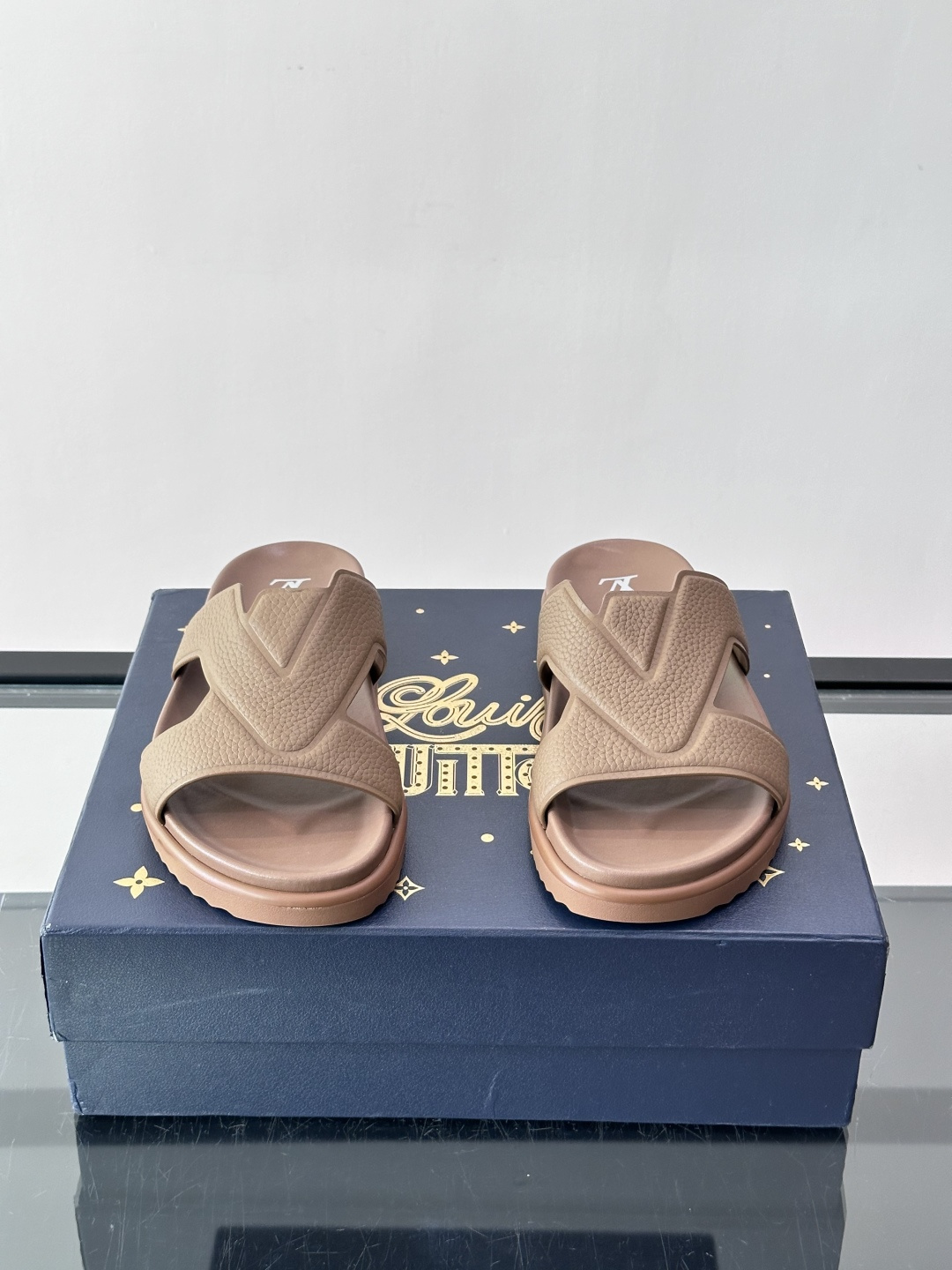 Louis Vuitton 男士皮革拖鞋​​，牛皮交叉带搭配防滑橡胶厚底，鞋垫上有 LV 暗纹 logo。 这款走的是"
