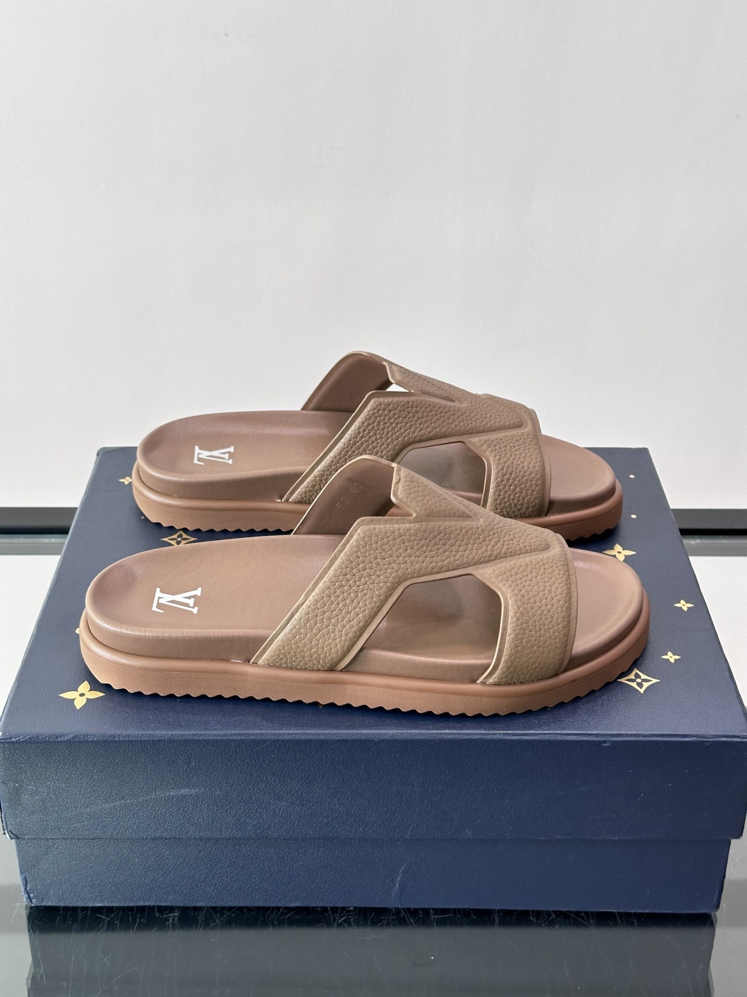 Louis Vuitton 男士皮革拖鞋,牛皮交叉带搭配防滑橡胶厚底,鞋垫上有 LV 暗纹 logo。 这款走的是" Louis Vuitton 男士皮革拖鞋,牛皮交叉带搭配防滑橡胶厚底,鞋垫上有 LV 暗纹 logo。 这款走的是"