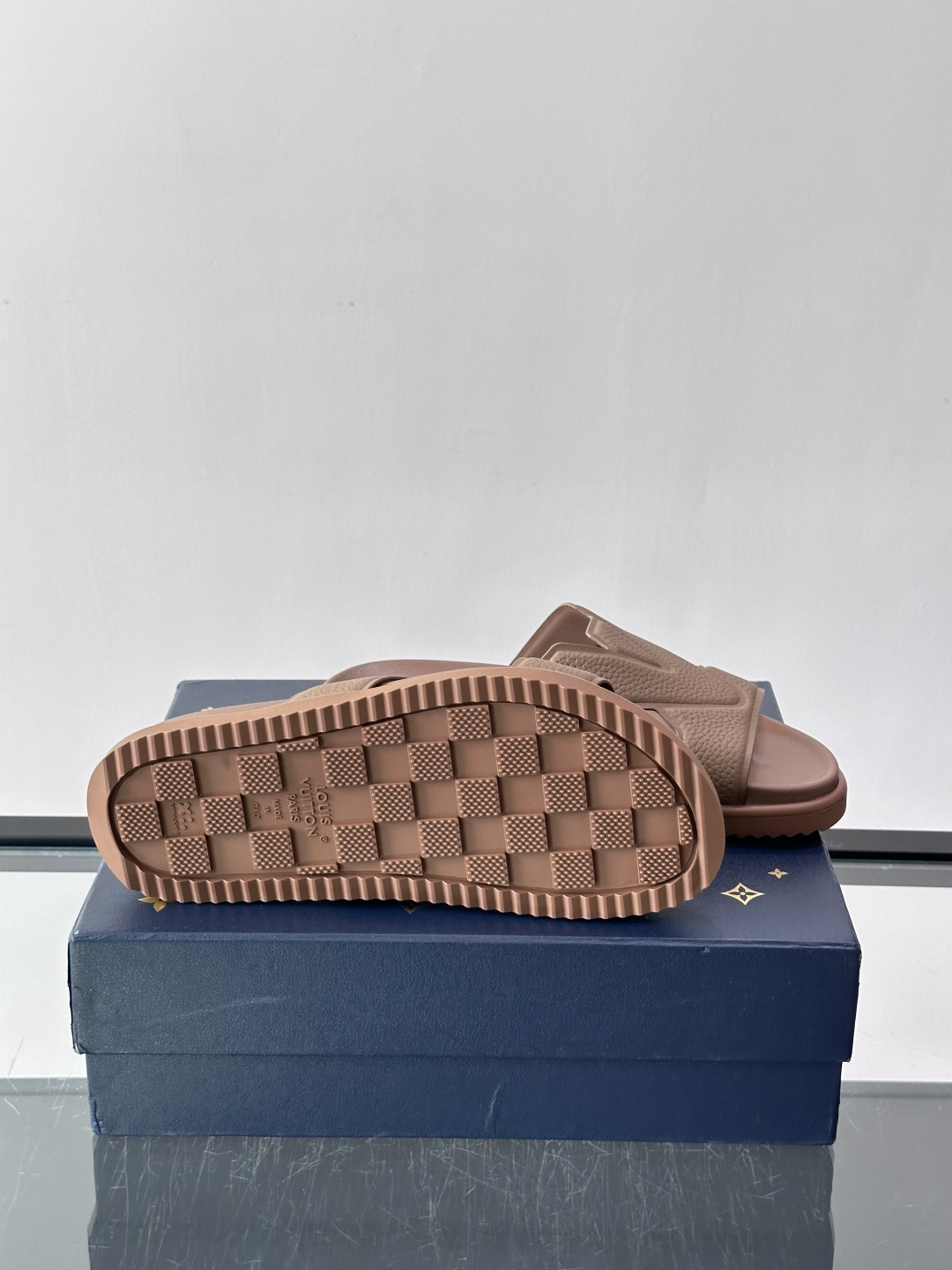 Louis Vuitton 男士皮革拖鞋​​，牛皮交叉带搭配防滑橡胶厚底，鞋垫上有 LV 暗纹 logo。 这款走的是"
