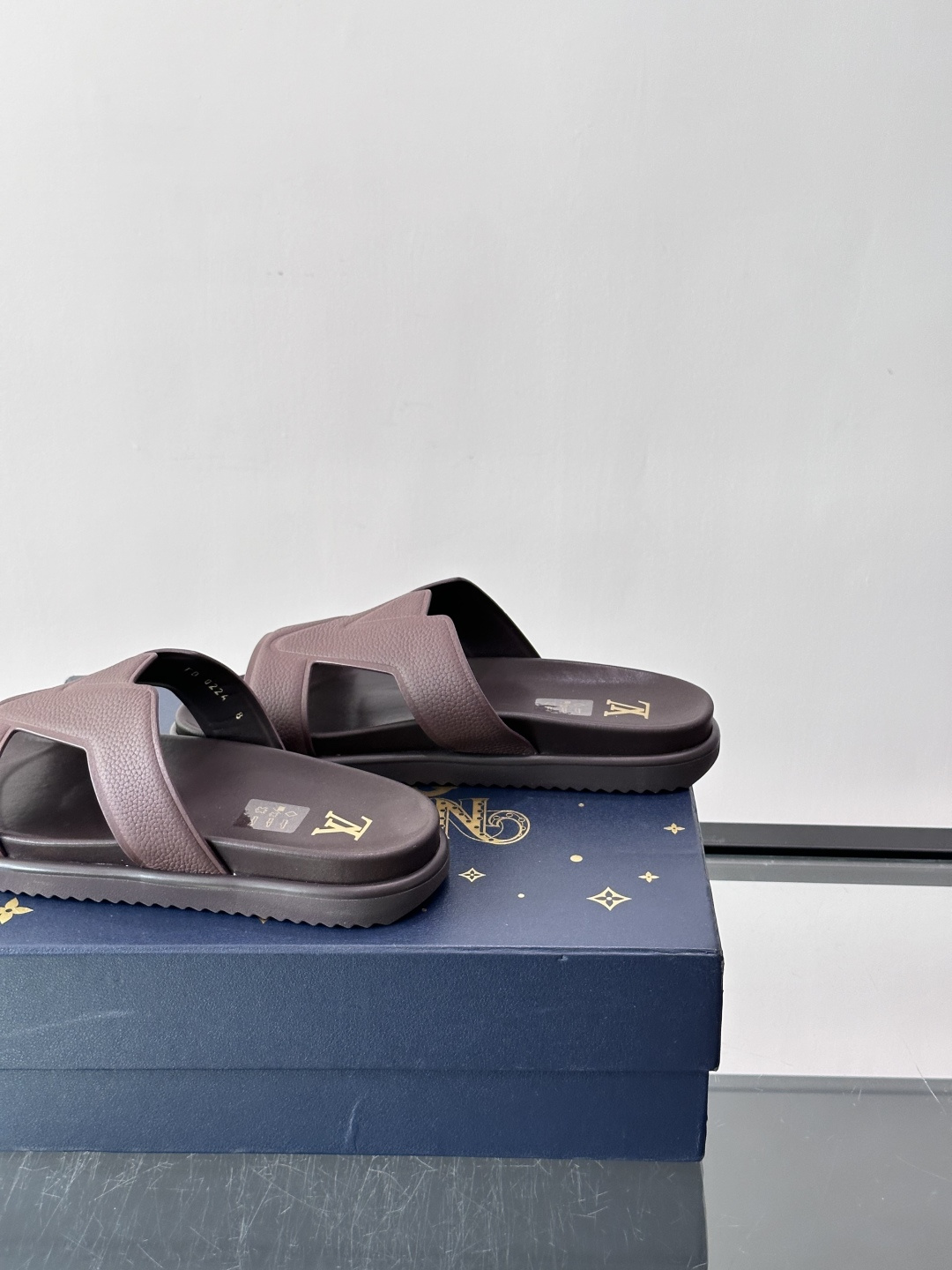 Louis Vuitton 男士皮革拖鞋​​，牛皮交叉带搭配防滑橡胶厚底，鞋垫上有 LV 暗纹 logo。 这款走的是"