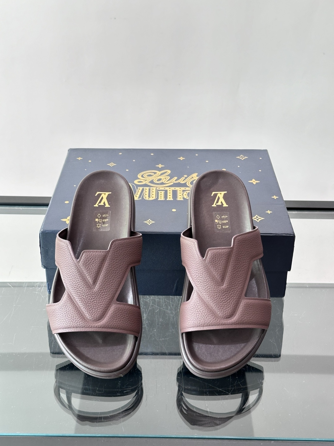 Louis Vuitton 男士皮革拖鞋​​，牛皮交叉带搭配防滑橡胶厚底，鞋垫上有 LV 暗纹 logo。 这款走的是"