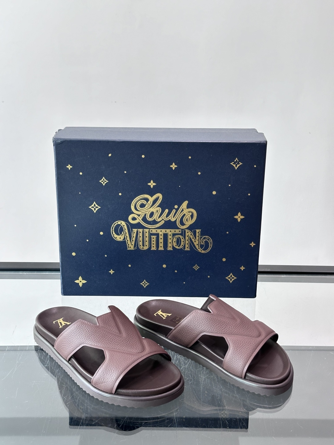 Louis Vuitton 男士皮革拖鞋​​，牛皮交叉带搭配防滑橡胶厚底，鞋垫上有 LV 暗纹 logo。 这款走的是"