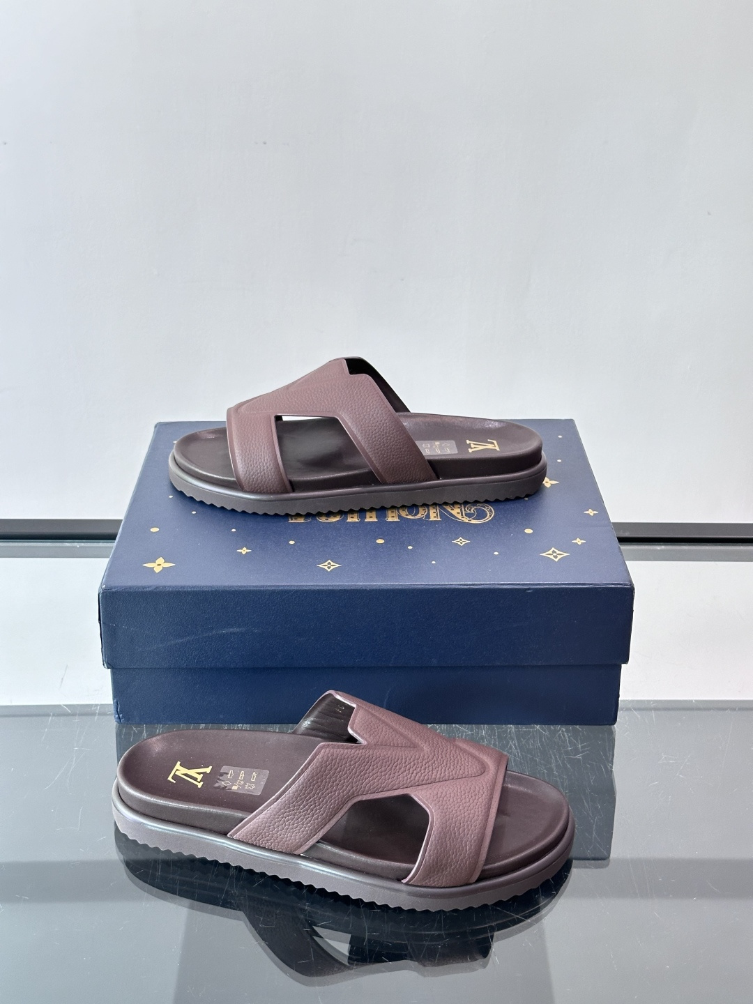 Louis Vuitton 男士皮革拖鞋​​，牛皮交叉带搭配防滑橡胶厚底，鞋垫上有 LV 暗纹 logo。 这款走的是"