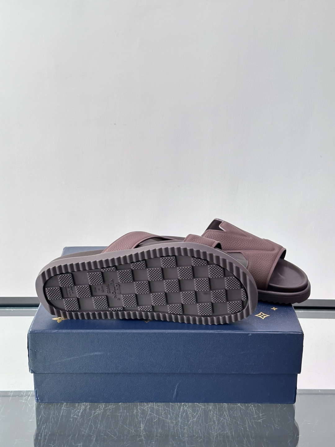 Louis Vuitton 男士皮革拖鞋​​，牛皮交叉带搭配防滑橡胶厚底，鞋垫上有 LV 暗纹 logo。 这款走的是"