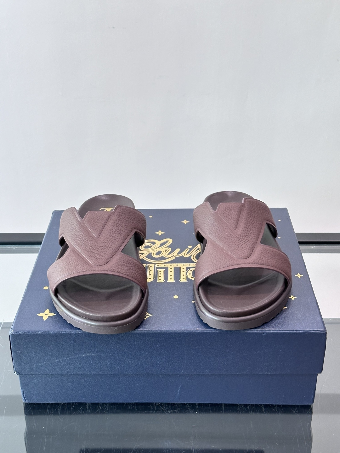 Louis Vuitton 男士皮革拖鞋​​，牛皮交叉带搭配防滑橡胶厚底，鞋垫上有 LV 暗纹 logo。 这款走的是"