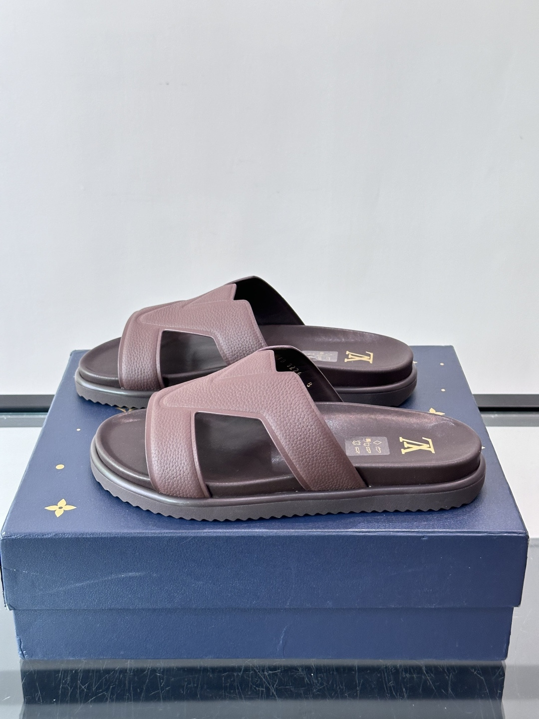 Louis Vuitton 男士皮革拖鞋​​，牛皮交叉带搭配防滑橡胶厚底，鞋垫上有 LV 暗纹 logo。 这款走的是"