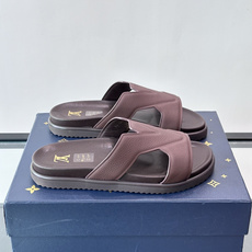 Louis Vuitton 男士皮革拖鞋,牛皮交叉带搭配防滑橡胶厚底,鞋垫上有 LV 暗纹 logo。 这款走的是" Louis Vuitton 男士皮革拖鞋,牛皮交叉带搭配防滑橡胶厚底,鞋垫上有 LV 暗纹 logo。 这款走的是"
