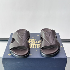 Louis Vuitton 男士皮革拖鞋,牛皮交叉带搭配防滑橡胶厚底,鞋垫上有 LV 暗纹 logo。 这款走的是" Louis Vuitton 男士皮革拖鞋,牛皮交叉带搭配防滑橡胶厚底,鞋垫上有 LV 暗纹 logo。 这款走的是"