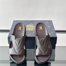 Louis Vuitton 男士皮革拖鞋,牛皮交叉带搭配防滑橡胶厚底,鞋垫上有 LV 暗纹 logo。 这款走的是" Louis Vuitton 男士皮革拖鞋,牛皮交叉带搭配防滑橡胶厚底,鞋垫上有 LV 暗纹 logo。 这款走的是"