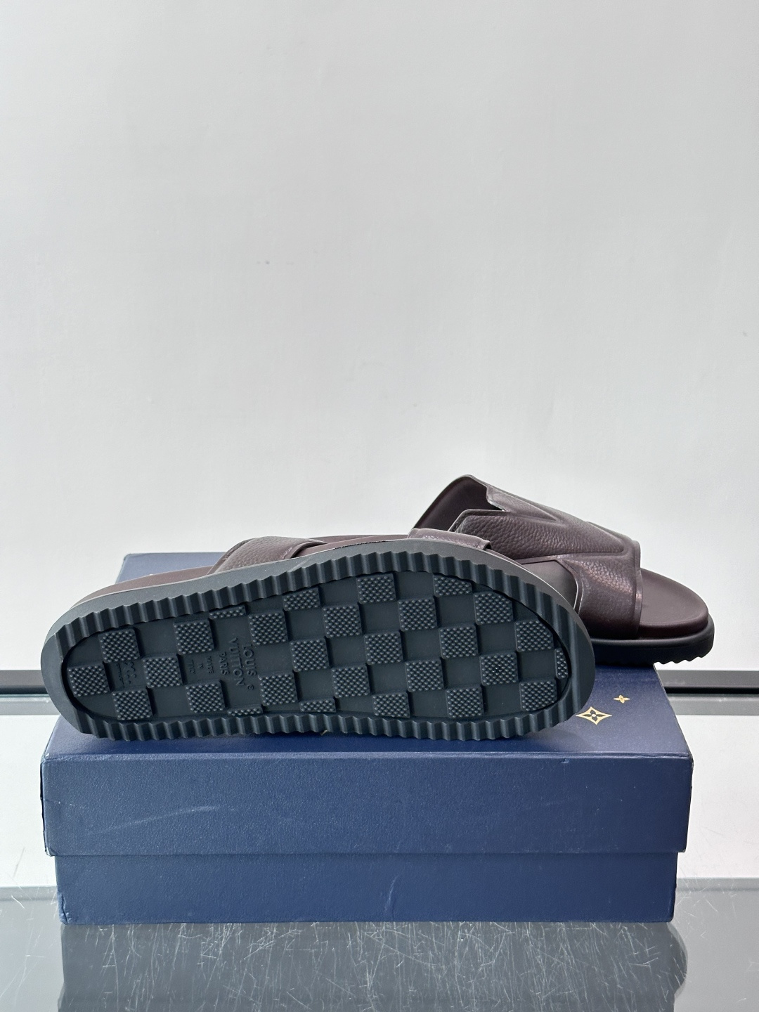 Louis Vuitton 男士皮革拖鞋,牛皮交叉带搭配防滑橡胶厚底,鞋垫上有 LV 暗纹 logo。 这款走的是" Louis Vuitton 男士皮革拖鞋,牛皮交叉带搭配防滑橡胶厚底,鞋垫上有 LV 暗纹 logo。 这款走的是"