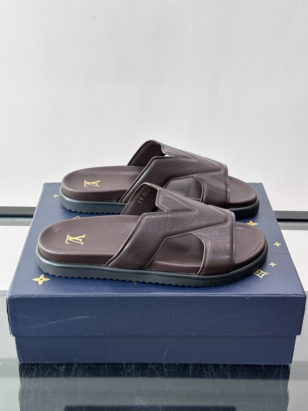 Louis Vuitton 男士皮革拖鞋,牛皮交叉带搭配防滑橡胶厚底,鞋垫上有 LV 暗纹 logo。 这款走的是" Louis Vuitton 男士皮革拖鞋,牛皮交叉带搭配防滑橡胶厚底,鞋垫上有 LV 暗纹 logo。 这款走的是"