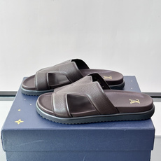Louis Vuitton 男士皮革拖鞋,牛皮交叉带搭配防滑橡胶厚底,鞋垫上有 LV 暗纹 logo。 这款走的是" Louis Vuitton 男士皮革拖鞋,牛皮交叉带搭配防滑橡胶厚底,鞋垫上有 LV 暗纹 logo。 这款走的是"