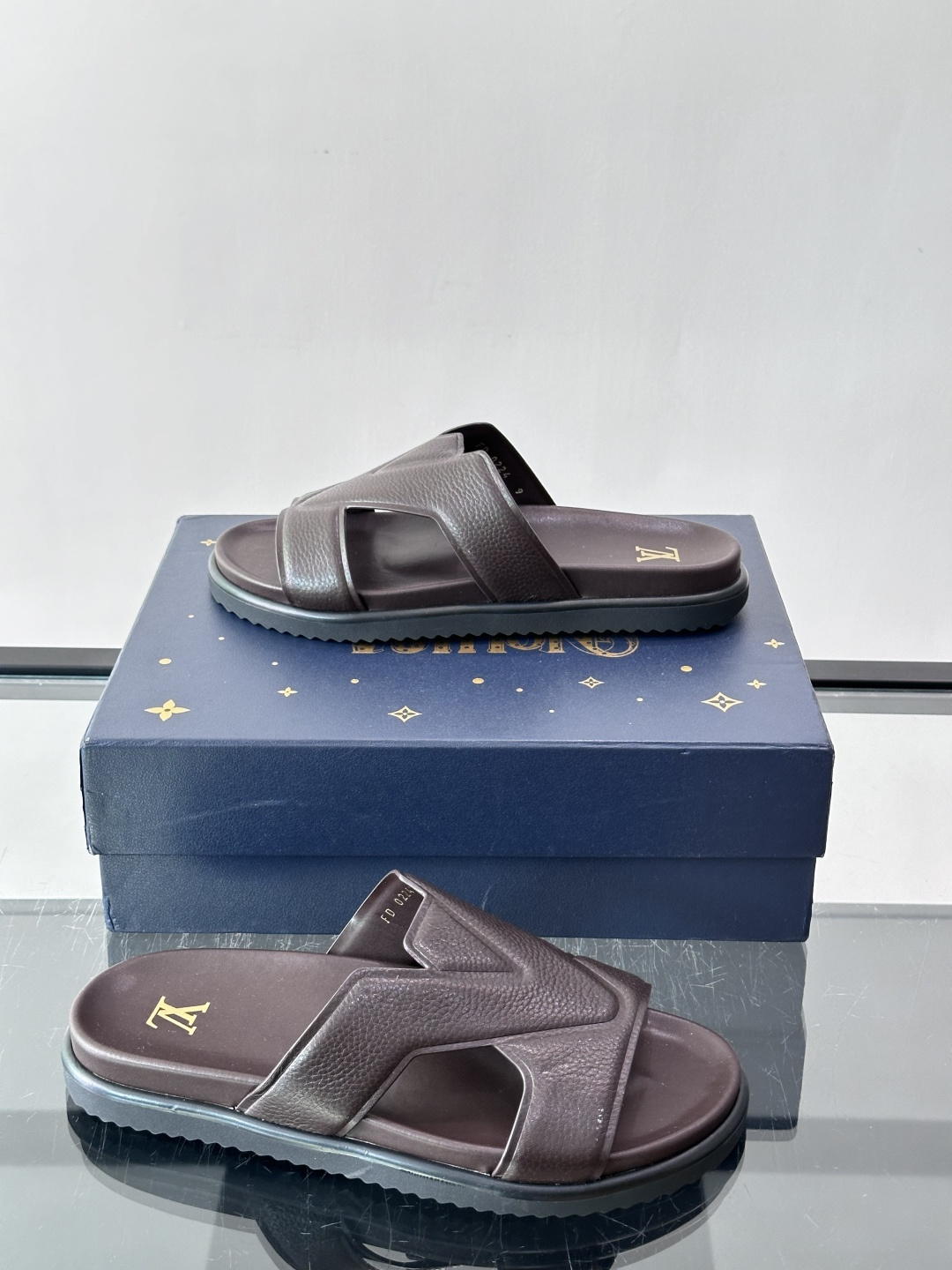 Louis Vuitton 男士皮革拖鞋,牛皮交叉带搭配防滑橡胶厚底,鞋垫上有 LV 暗纹 logo。 这款走的是" Louis Vuitton 男士皮革拖鞋,牛皮交叉带搭配防滑橡胶厚底,鞋垫上有 LV 暗纹 logo。 这款走的是"