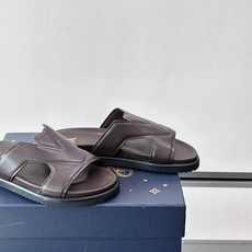 Louis Vuitton 男士皮革拖鞋,牛皮交叉带搭配防滑橡胶厚底,鞋垫上有 LV 暗纹 logo。 这款走的是" Louis Vuitton 男士皮革拖鞋,牛皮交叉带搭配防滑橡胶厚底,鞋垫上有 LV 暗纹 logo。 这款走的是"