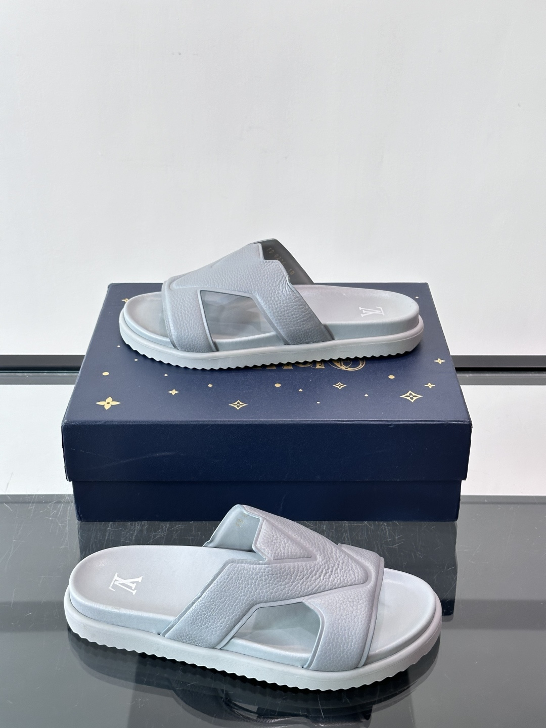 Louis Vuitton 男士皮革拖鞋​​，牛皮交叉带搭配防滑橡胶厚底，鞋垫上有 LV 暗纹 logo。 这款走的是"