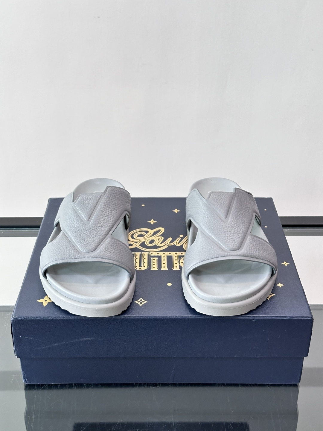 Louis Vuitton 男士皮革拖鞋​​，牛皮交叉带搭配防滑橡胶厚底，鞋垫上有 LV 暗纹 logo。 这款走的是"
