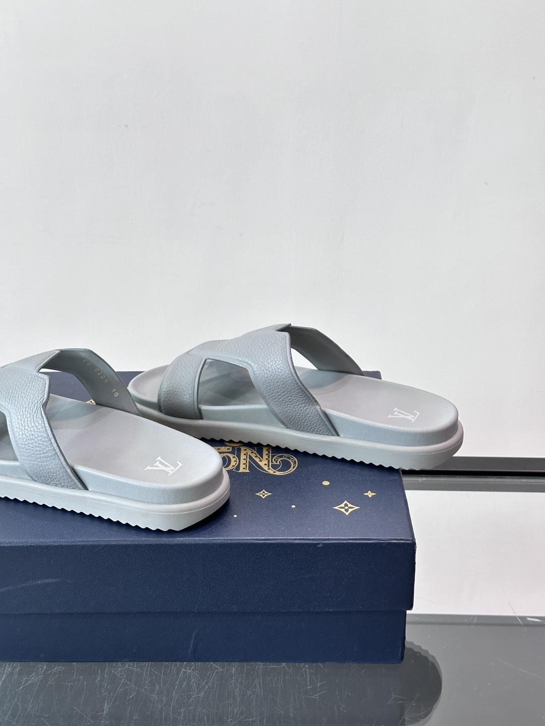 Louis Vuitton 男士皮革拖鞋​​，牛皮交叉带搭配防滑橡胶厚底，鞋垫上有 LV 暗纹 logo。 这款走的是"