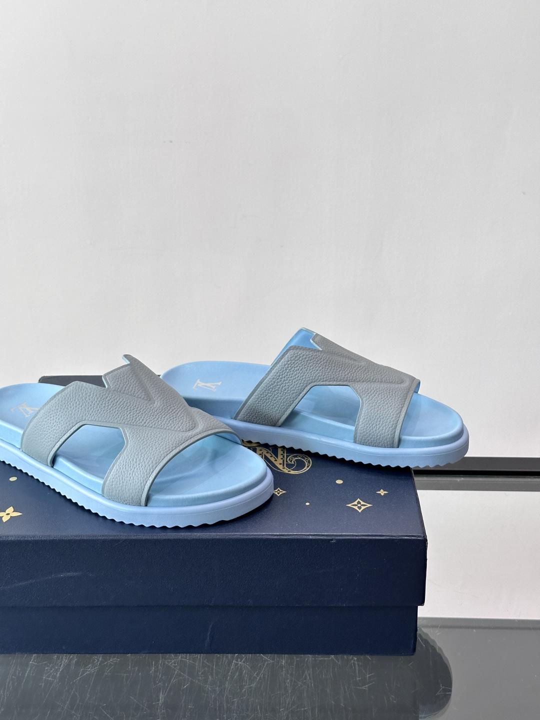 Louis Vuitton 男士皮革拖鞋,牛皮交叉带搭配防滑橡胶厚底,鞋垫上有 LV 暗纹 logo。 这款走的是" Louis Vuitton 男士皮革拖鞋,牛皮交叉带搭配防滑橡胶厚底,鞋垫上有 LV 暗纹 logo。 这款走的是"