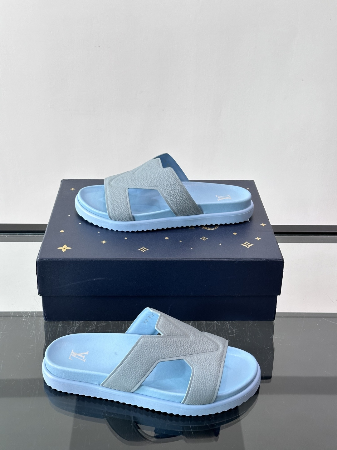Louis Vuitton 男士皮革拖鞋,牛皮交叉带搭配防滑橡胶厚底,鞋垫上有 LV 暗纹 logo。 这款走的是" Louis Vuitton 男士皮革拖鞋,牛皮交叉带搭配防滑橡胶厚底,鞋垫上有 LV 暗纹 logo。 这款走的是"